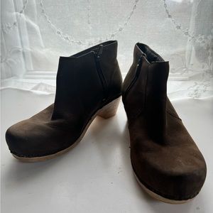 Dansko sz 38 suede ankle bootie